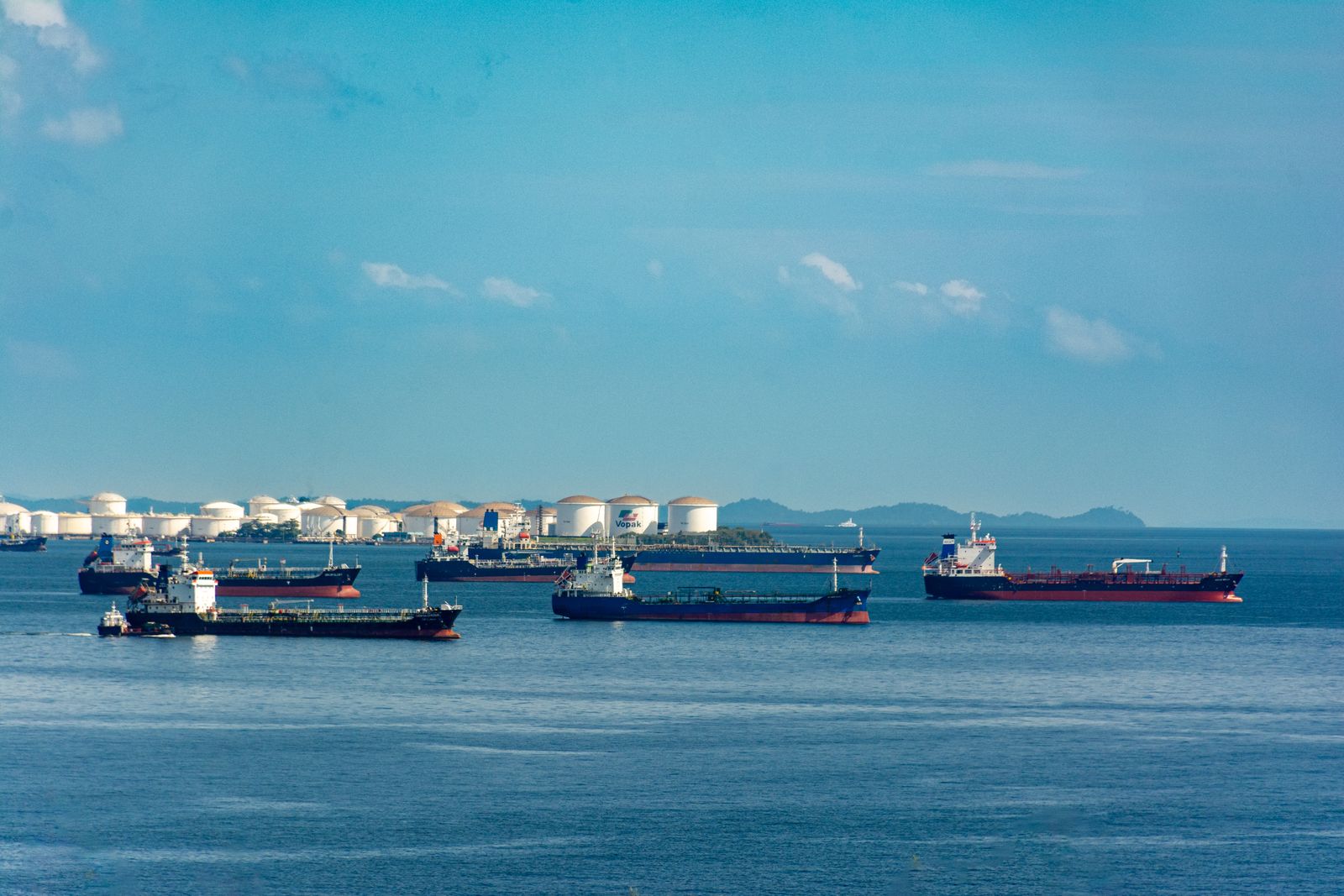 Tankerflotte vor Öllager im Hafen