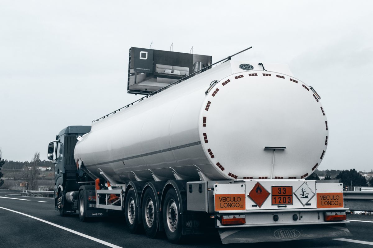 Tankzug auf der Autobahn